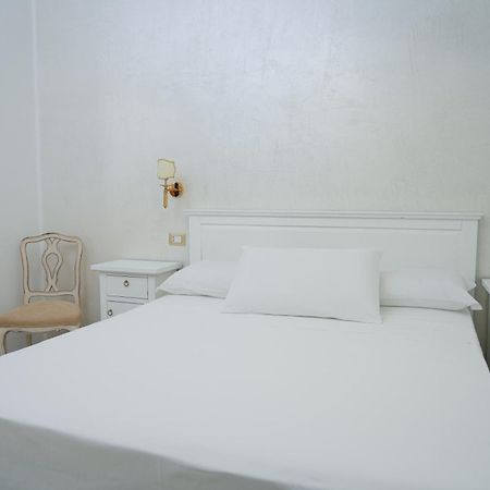 Hotel La Casa In Centro Salerno Esterno foto