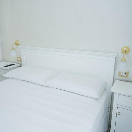 Hotel La Casa In Centro Salerno Esterno foto
