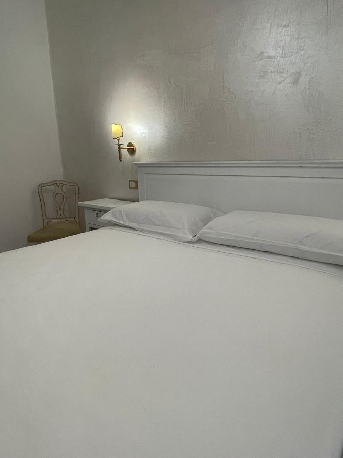Hotel La Casa In Centro Salerno Esterno foto