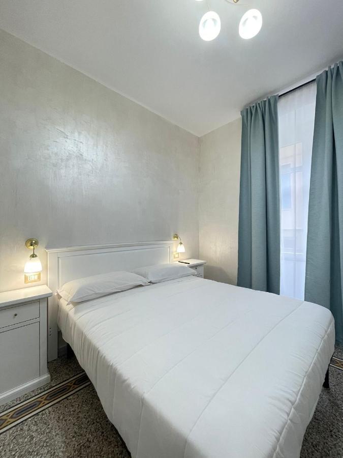 Hotel La Casa In Centro Salerno Esterno foto