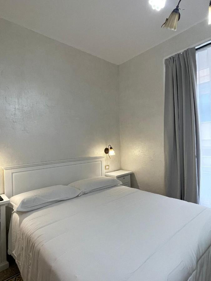 Hotel La Casa In Centro Salerno Esterno foto