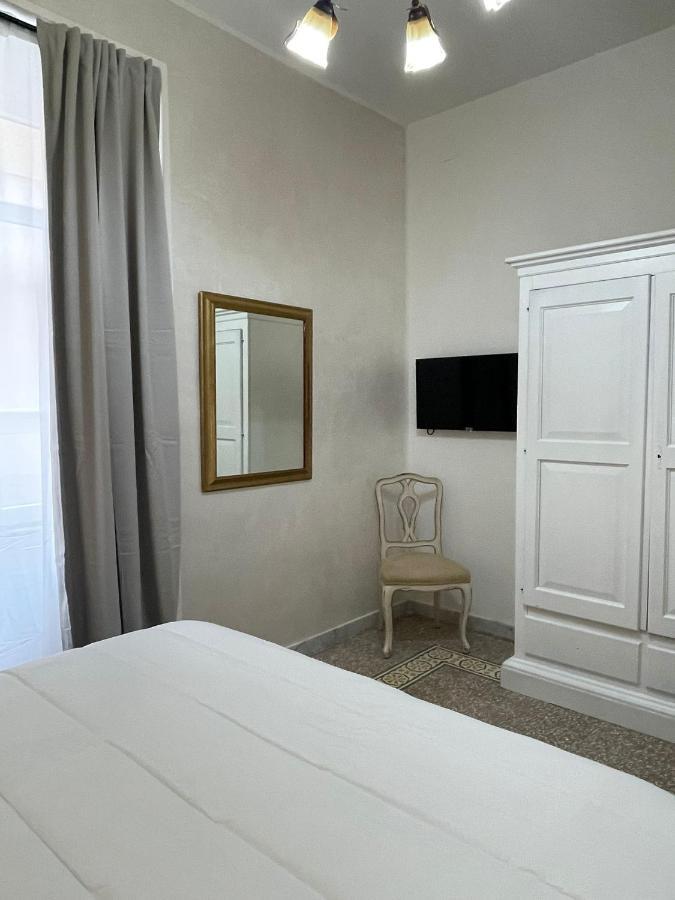 Hotel La Casa In Centro Salerno Esterno foto