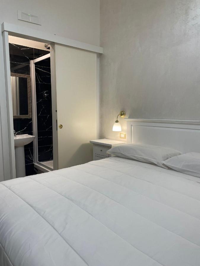 Hotel La Casa In Centro Salerno Esterno foto