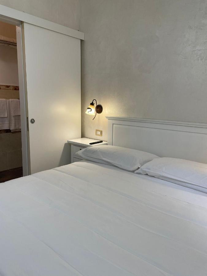 Hotel La Casa In Centro Salerno Esterno foto