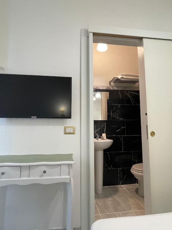 Hotel La Casa In Centro Salerno Esterno foto