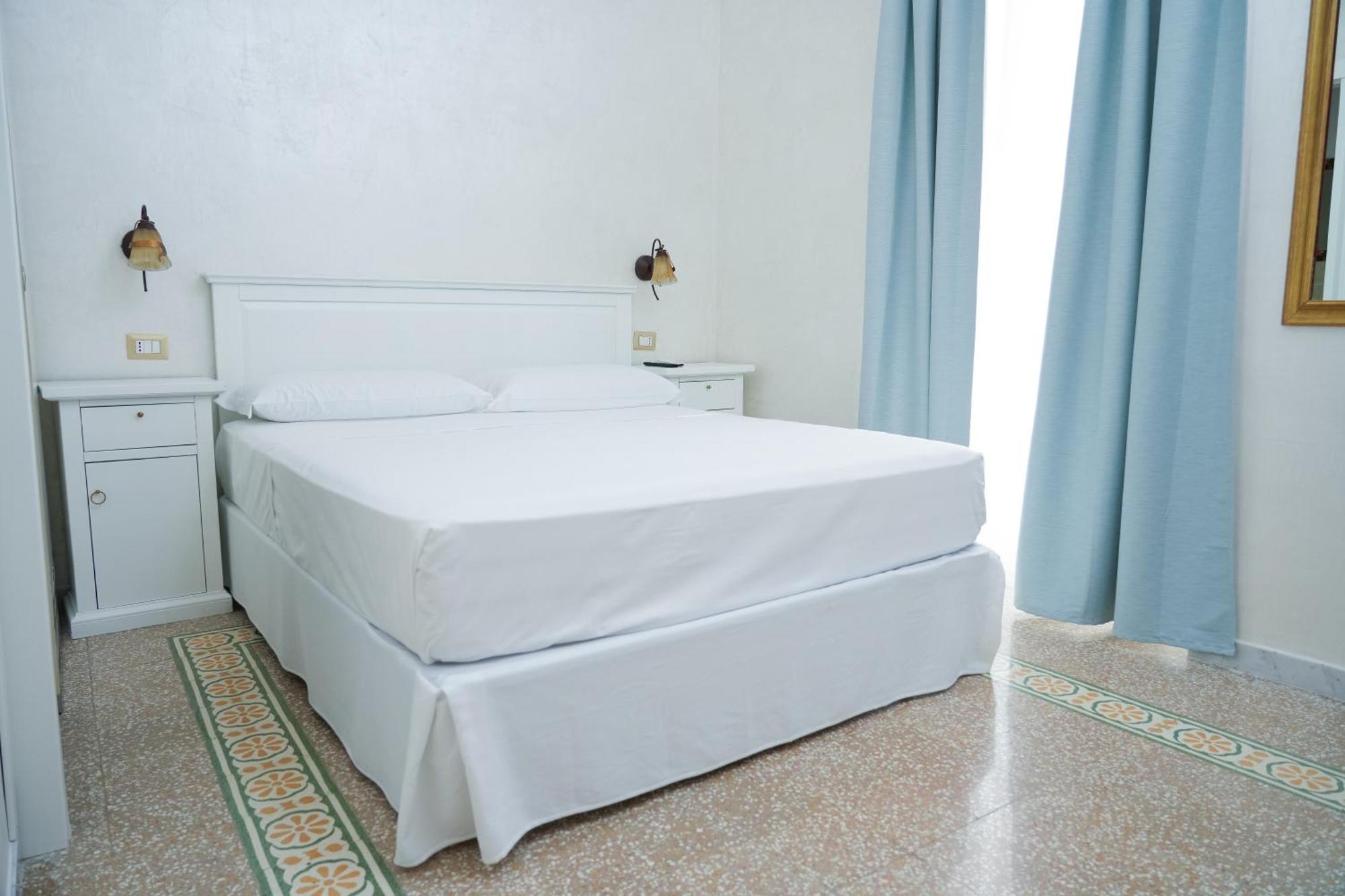 Hotel La Casa In Centro Salerno Esterno foto