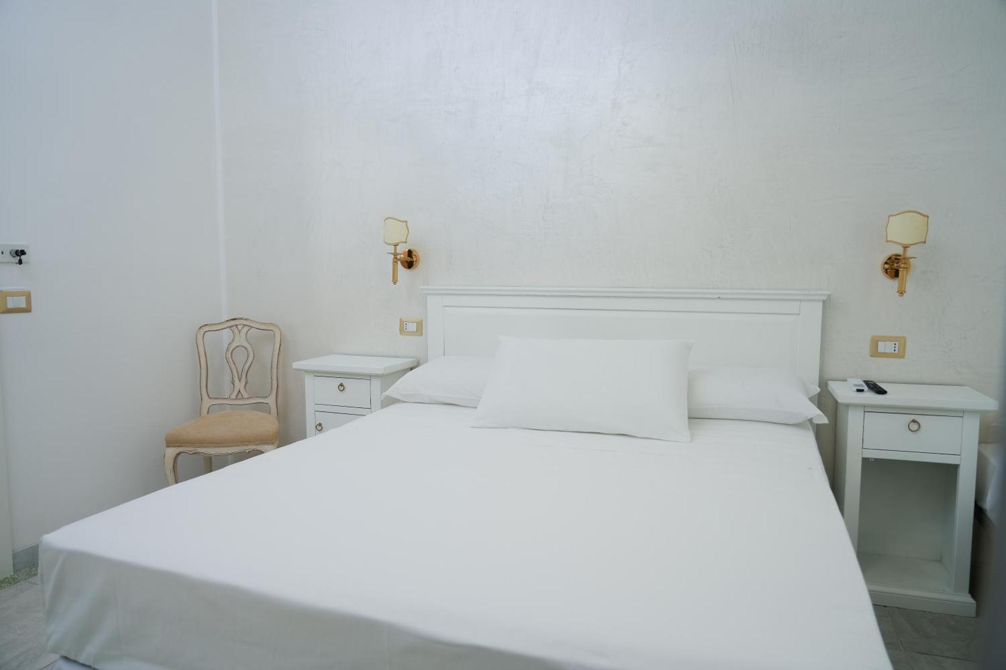 Hotel La Casa In Centro Salerno Esterno foto