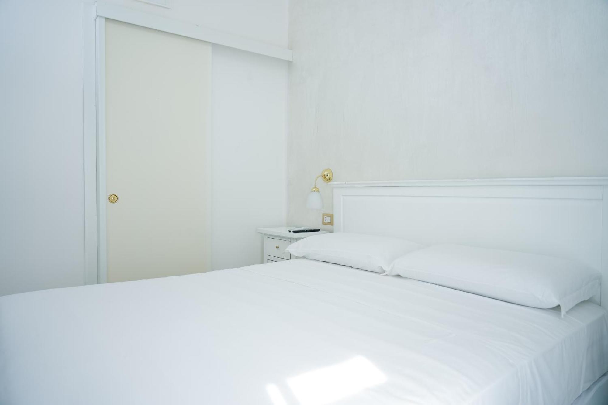 Hotel La Casa In Centro Salerno Esterno foto